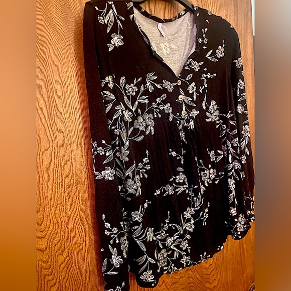 Pretty black&white floral tunic! Floral top-very good condition-flatteri… - Picture 2 of 5